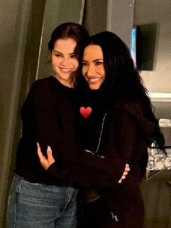 Деми Ловато и Селена Гомес встретились на открытии тура