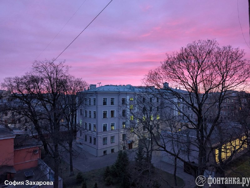 Всеми оттенками розового загорелось петербургское небо