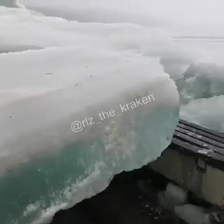 Ледоход в Томске снёс скамейки на благоустроенной набережной