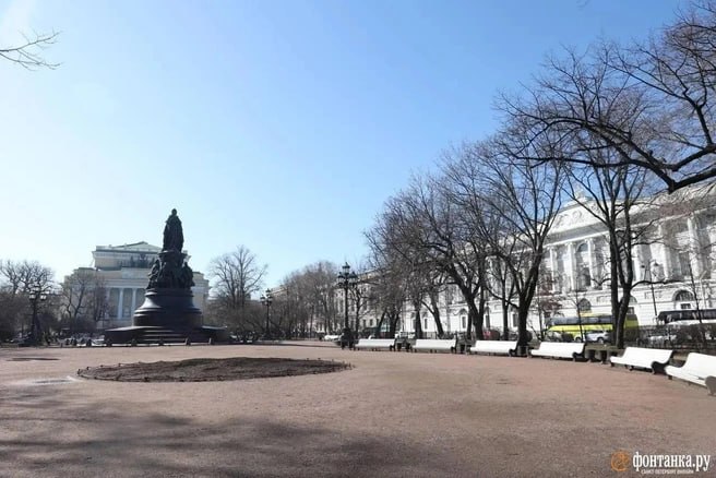 Парки Петербурга закрывают на просушку: в Никольском саду горожане оказались заблокированы на территории