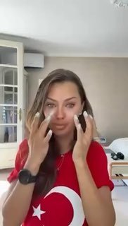 Ироничный комментарий о зарубежной блогерше и её высказываниях о России