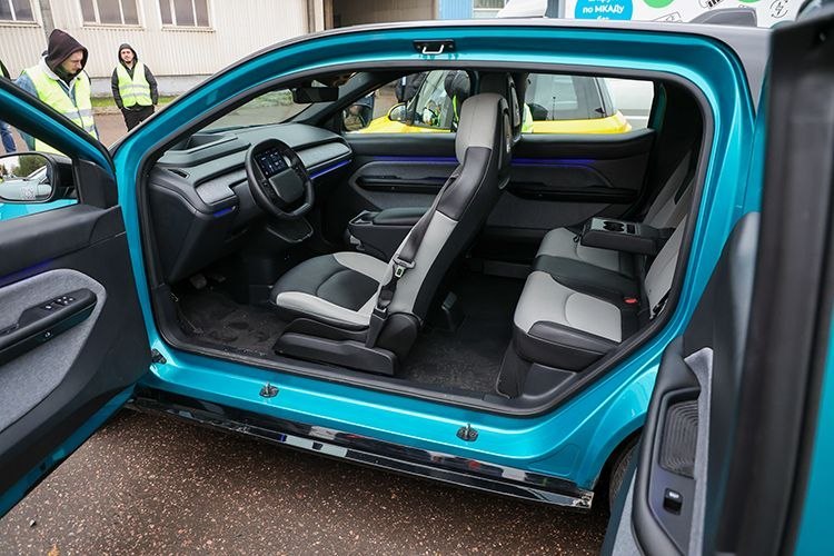 Задняя дверь электрокара «Атом» зависит от открытия передней