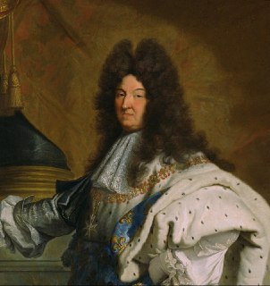 Автор решила отказаться от привычной хмурой мимики из-за навязчивого внимания прохожих