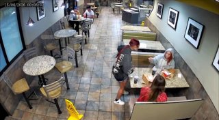 Ice Spice вступила в драку с фанатом в ресторане