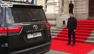 Король Швеции отказался пожать руку Зеленскому во время визита во Львов