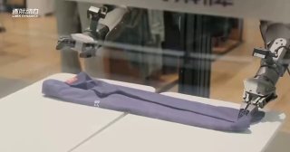 В Китае робот Limx's TRON 2 начал помогать сотрудникам магазинов складывать одежду