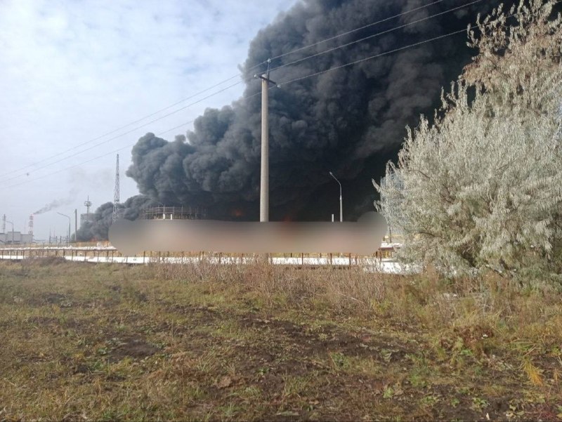 В Новокуйбышевске горит НПЗ после атаки дронов