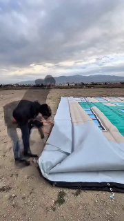 В сети хайпит ИИ-художник из Турции, создающий обзоры на невозможные надувные вещи