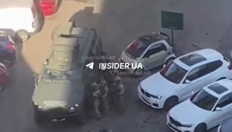 Спецназ начал штурм супермаркета в Украине