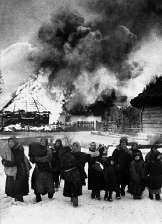 Бездомные жители в освобожденной от немцев деревне в Истринском районе Московской области, декабрь 1941