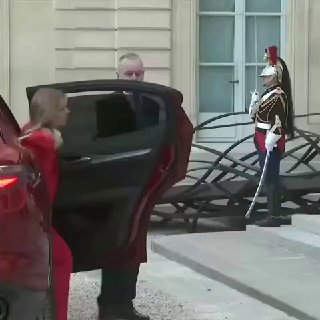 Макрон испытал необычные ощущения при встрече с женщиной-натуралом