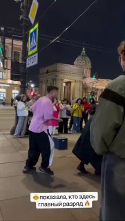 Танцующая бабушка с Невского проспекта стала звездой соцсетей