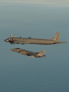 Норвежские F-35A сфотографировали на фоне российских противолодочных самолетов