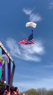 Парашютист разбил экран на стадионе в США во время приземления