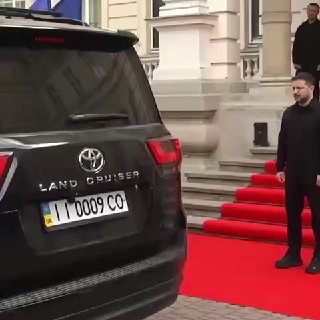 Король Швеции посетил Украину и отказался от рукопожатия с Зеленским