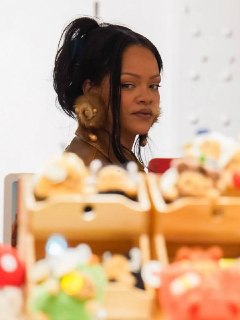 Рианна была замечена в детском магазине в Париже