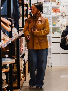 Рианна в меховых серьгах: новый тренд в Париже