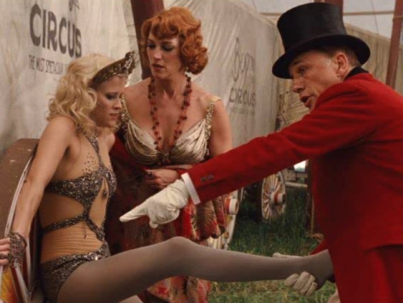 Сюжет фильма «Воды слонам!» (2011)