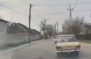 Украинский вайб в хату: катают на капоте и замечают советский «Москвич»