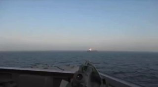 Пентагон показал обстрел иранского судна в Ормузском проливе