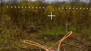 🇷🇺🇺🇦Оператор ФПВ 83 десантное-штурмовой бригады отправил в ангар украинский Т-64БВ в Сумской области