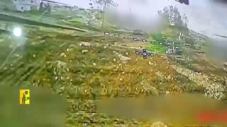 Операторы Хезболлы поражают израильский БТР в Ливане