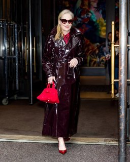 Мэрил Стрип в тренче Adam Lippes и сумке Gabriela Hearst