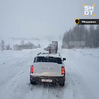 Апрельский снегопад парализовал дороги в нескольких регионах России