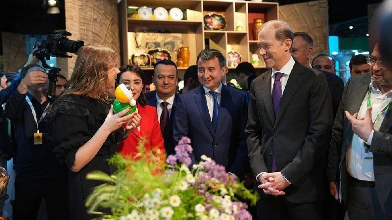 Мантуров посетил «Иннопром» в Ташкенте и подарил афганскому министру футболку с цитатой Путина