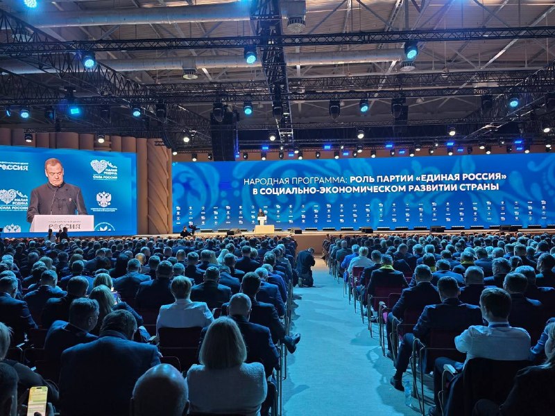 Медведев поручил создать правовую основу для защиты муниципальных служащих