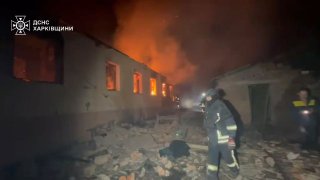 БПЛА попал в жилой дом в Харьковской области: трое раненых, крупный пожар