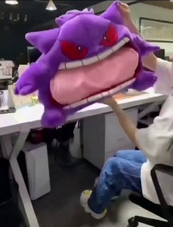 В Китае офисные работники используют подушку-покемона для сна