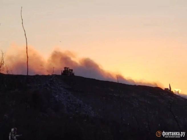 Во Всеволожском районе горит мусорный полигон площадью 1500 кв. м