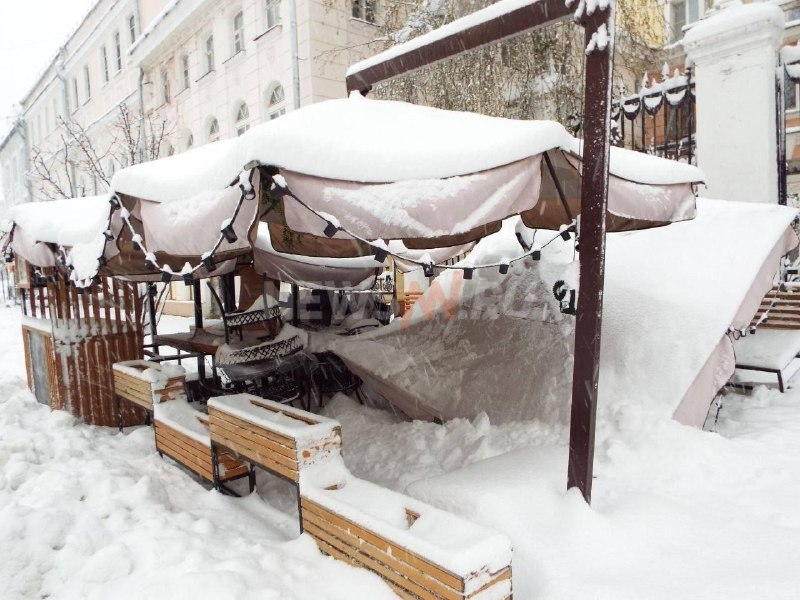 Снег в Нижнем Новгороде раздавил террасу ресторана
