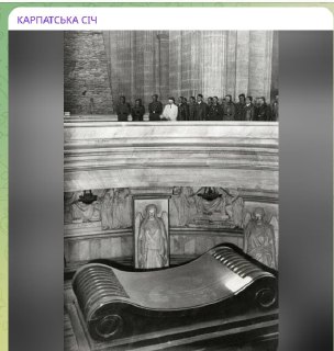 ВСУ опубликовали фото Гитлера на могиле Наполеона