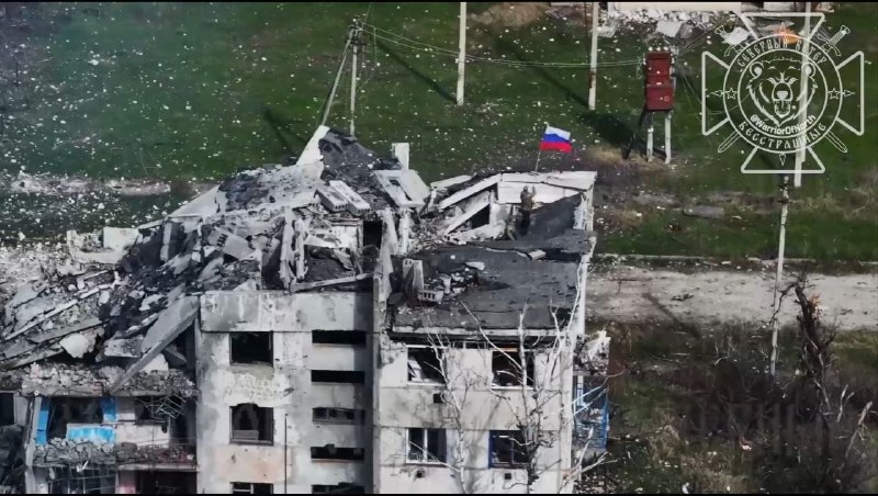 Российский флаг развевается над освобождённым посёлком Ветеринарное в Харьковской области