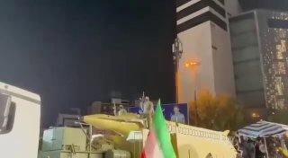Бойцы КСИР перемещают баллистические ракеты в Иране во время митингов