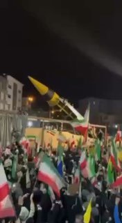 КСИР выставила ракету Хорремшахр-4 в центре Тегерана как символ боевой готовности