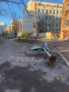 В Петербурге из-за сильного ветра повреждены светофор и автомобили, аэропорт Пулково работает штатно