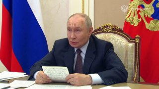 Путин поручил обеспечить работу важных сервисов при отключении мобильного интернета
