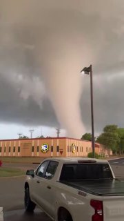 Торнадо в Оклахоме затронуло авиабазу Вэнс в США