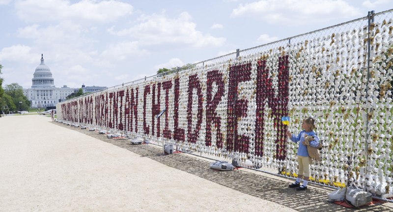 В Вашингтоне выставили 20 тысяч плюшевых медведей в поддержку детей, вывезенных из Украины в Россию