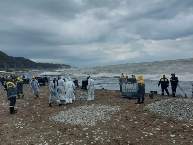 В Туапсе продолжается тушение пожара на морском терминале после атаки БПЛА