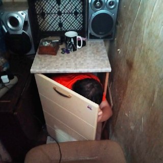 Преступник из Соликамска спрятался от силовиков в прикроватной тумбочке