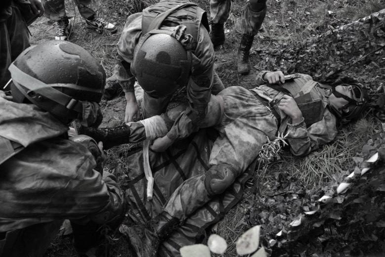 Обязательность выдвижения к потерявшему сознание раненому под огнем: между долгом и шансом на спасение