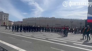 В Санкт-Петербурге проходит военный парад с участием различных военных академий и подразделений МВД