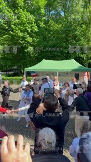 В Берлине люди поют «Смуглянку», несмотря на запрет на военные песни и советскую символику