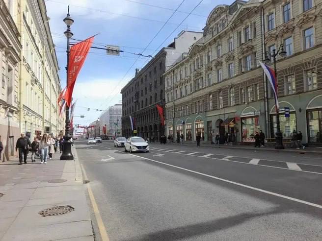 На Невском проспекте начали постепенно снимать ограничения для посетителей кафе и ресторанов