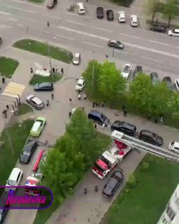 В Москве ветерана поздравили с пожарной люльки