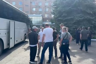 Иностранные журналисты прибыли в больницу Луганска к тяжелораненым из педколледжа Старобельска